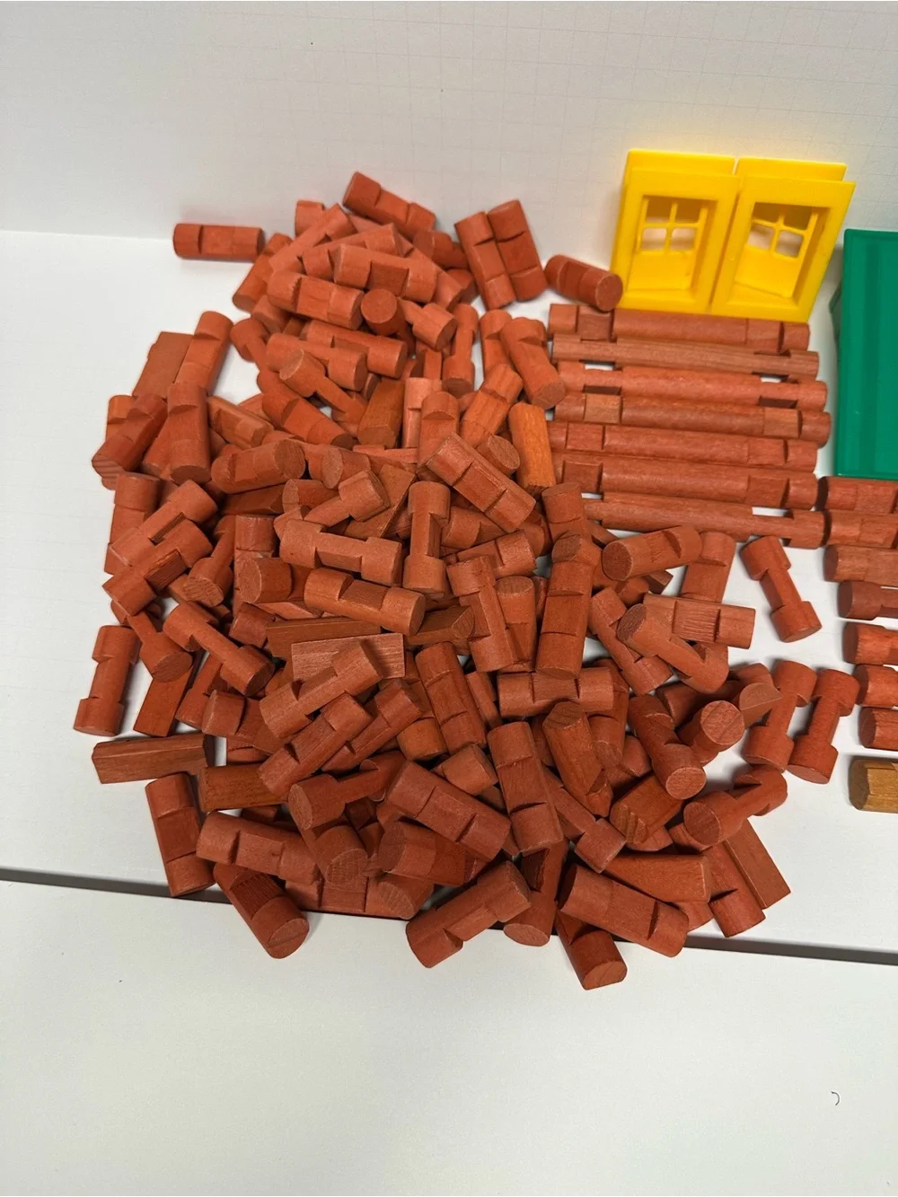 201 Pieces For A Lincoln Log Set, Vintage, 176 Short, 21 Long, 2 Roofs, 2 Doors